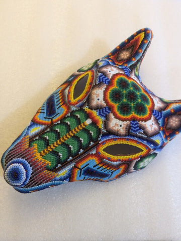 Máscara mexicana con cuentas huichol