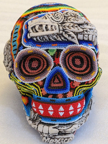 Cráneo con cuentas huichol hecho a mano en méxico