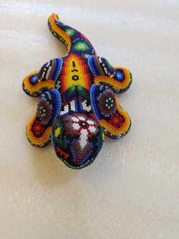 Lagarto con cuentas de arte huichol méxicano