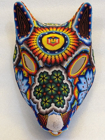 Cabeza de coyote con cuentas huichol