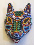 Máscara mexicana con cuentas huichol
